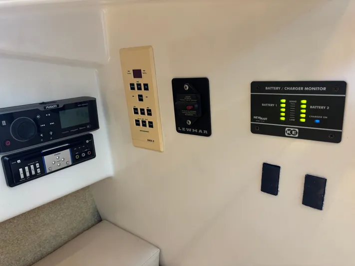  Yacht Photos Pics 1998 CABO 31 EXPRESS - Image 37