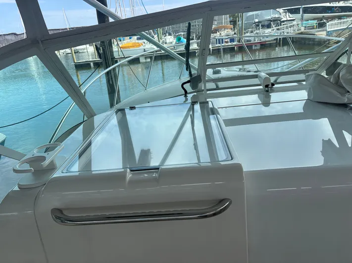  Yacht Photos Pics 1998 CABO 31 EXPRESS - Image 24