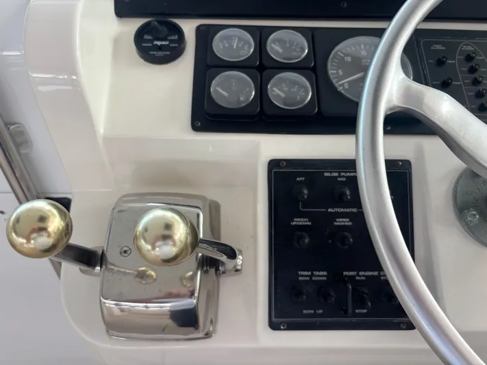  Yacht Photos Pics 1998 CABO 31 EXPRESS - Image 20