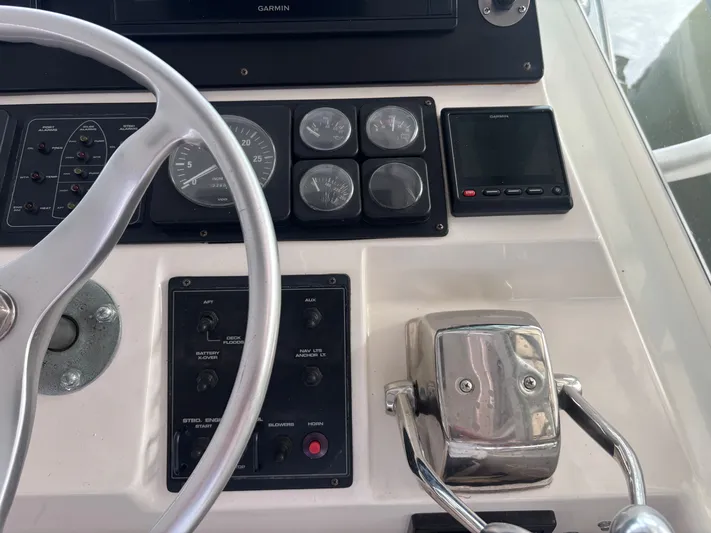  Yacht Photos Pics 1998 CABO 31 EXPRESS - Image 21