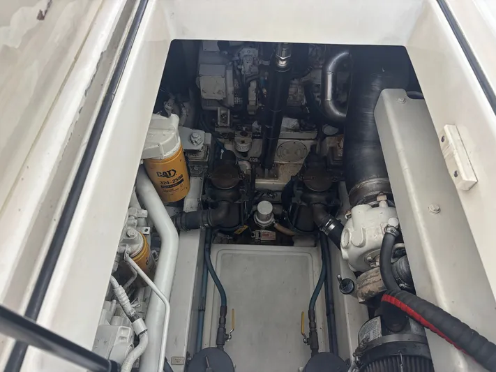  Yacht Photos Pics 1998 CABO 31 EXPRESS - Image 42