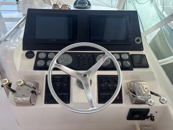  Yacht Photos Pics 1998 CABO 31 EXPRESS - Image 17