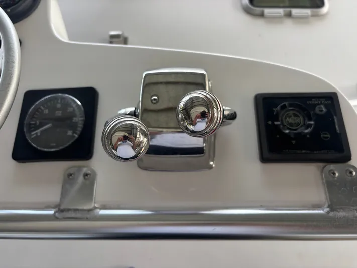  Yacht Photos Pics 1998 CABO 31 EXPRESS - Image 54