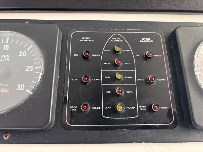  Yacht Photos Pics 1998 CABO 31 EXPRESS - Image 23