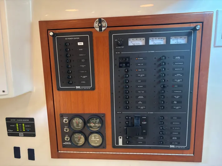  Yacht Photos Pics 1998 CABO 31 EXPRESS - Image 32