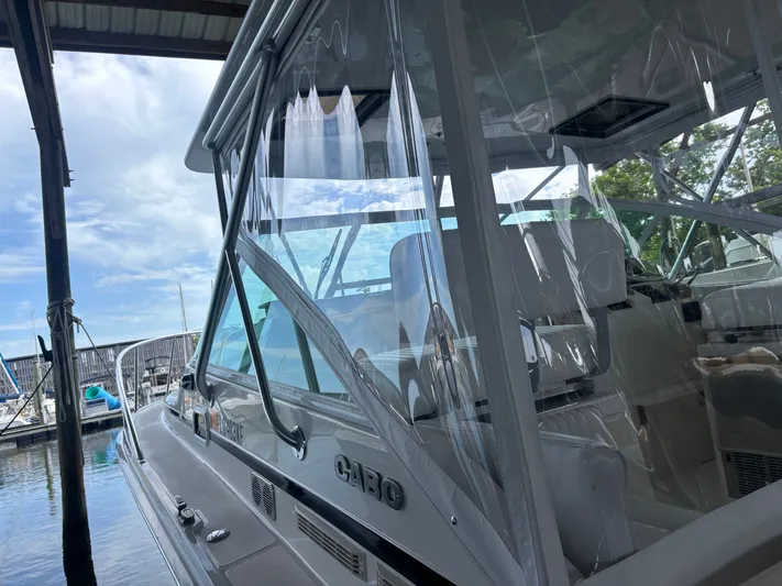  Yacht Photos Pics 1998 CABO 31 EXPRESS - Image 56