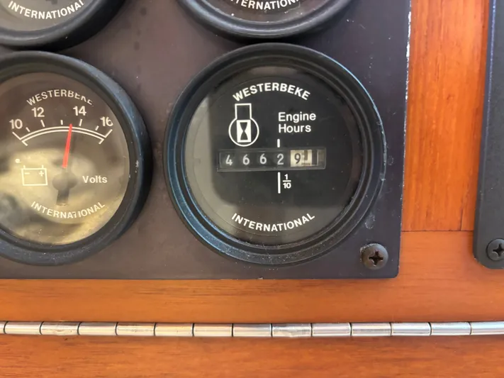  Yacht Photos Pics 1998 CABO 31 EXPRESS - Image 40