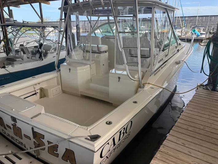  Yacht Photos Pics 1998 CABO 31 EXPRESS - Image 4