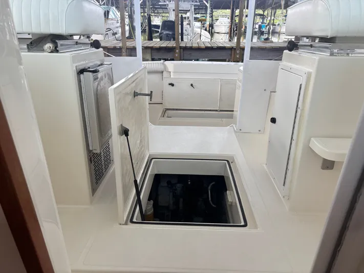  Yacht Photos Pics 1998 CABO 31 EXPRESS - Image 43