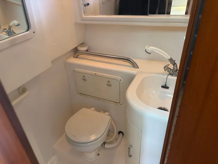  Yacht Photos Pics 1998 CABO 31 EXPRESS - Image 39