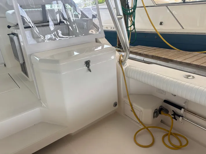  Yacht Photos Pics 1998 CABO 31 EXPRESS - Image 9