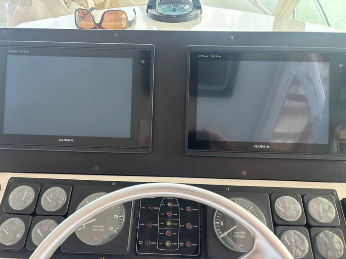  Yacht Photos Pics 1998 CABO 31 EXPRESS - Image 22