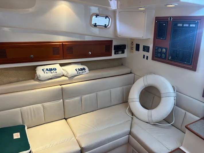  Yacht Photos Pics 1998 CABO 31 EXPRESS - Image 29