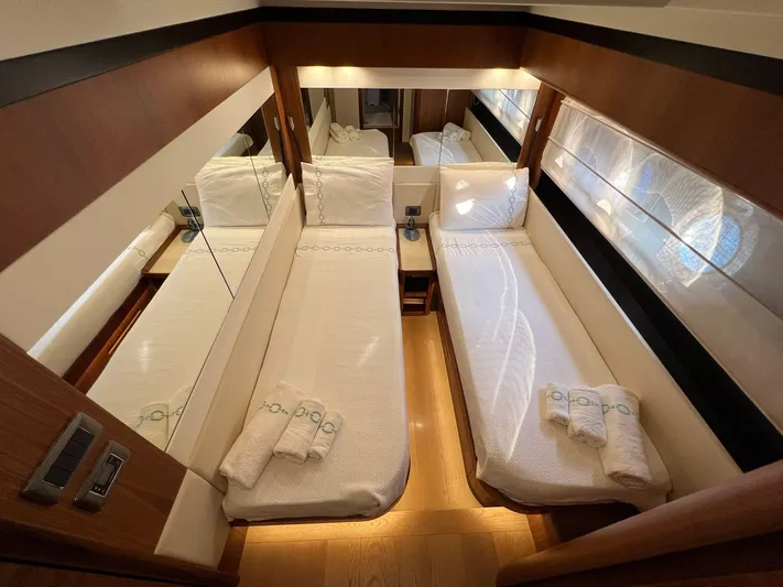  Yacht Photos Pics ABSOLUTE NAVETTA 58