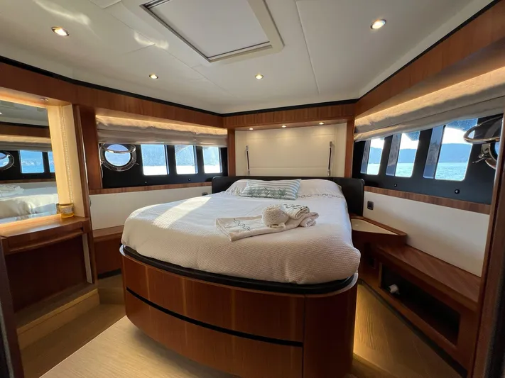  Yacht Photos Pics ABSOLUTE NAVETTA 58