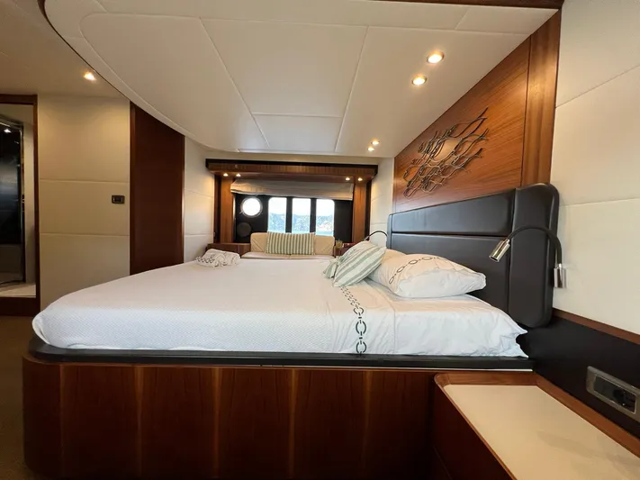  Yacht Photos Pics ABSOLUTE NAVETTA 58