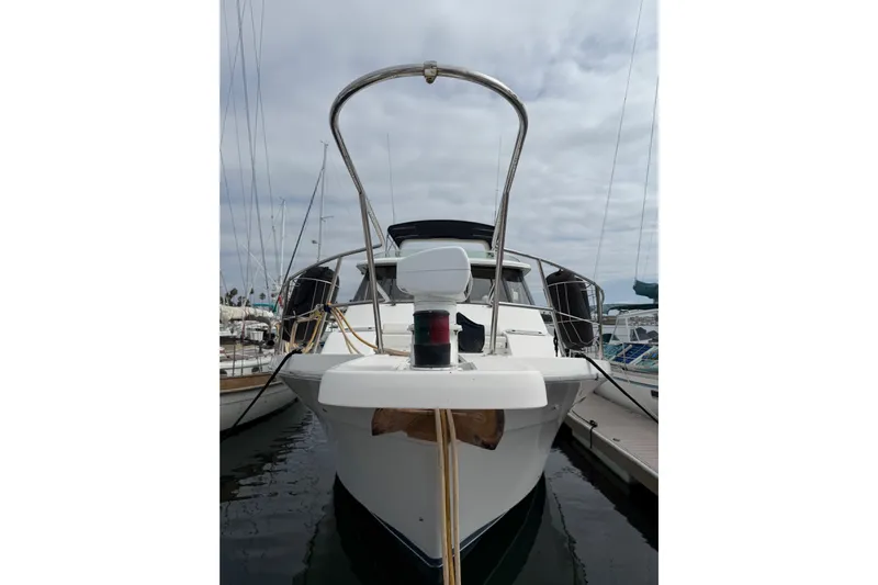 B Liner Yacht Photos Pics 1998 Bayliner 4788 Pilot House Motoryacht docked at marina, front view.