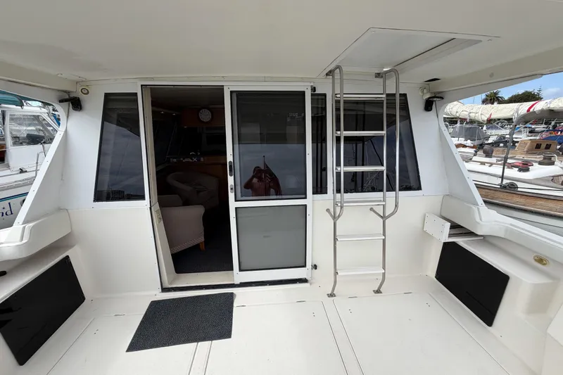 B Liner Yacht Photos Pics 1998 Bayliner 4788 Pilot House Motoryacht interior with sliding doors and ladder.