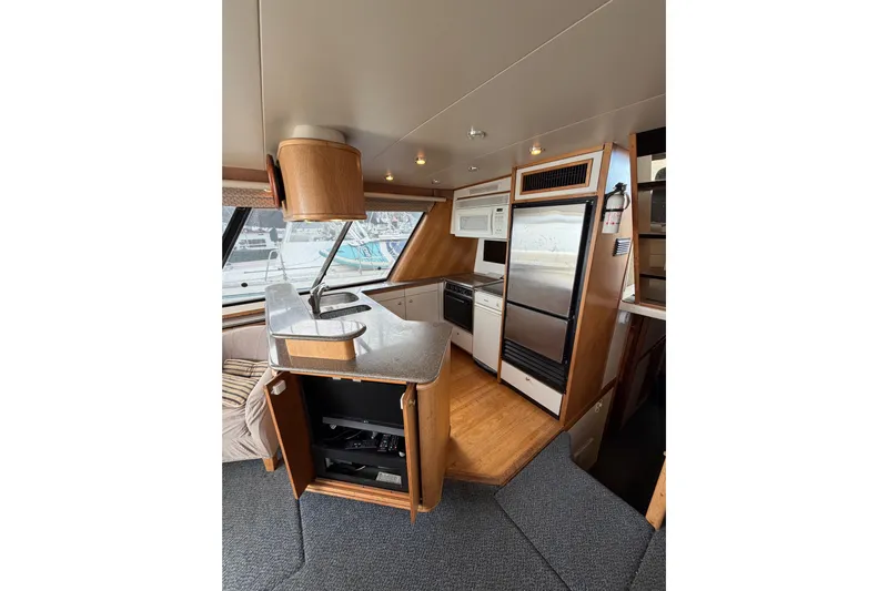 B Liner Yacht Photos Pics Interior of 1998 Bayliner 4788 Pilot House Motoryacht with modern kitchen amenities.