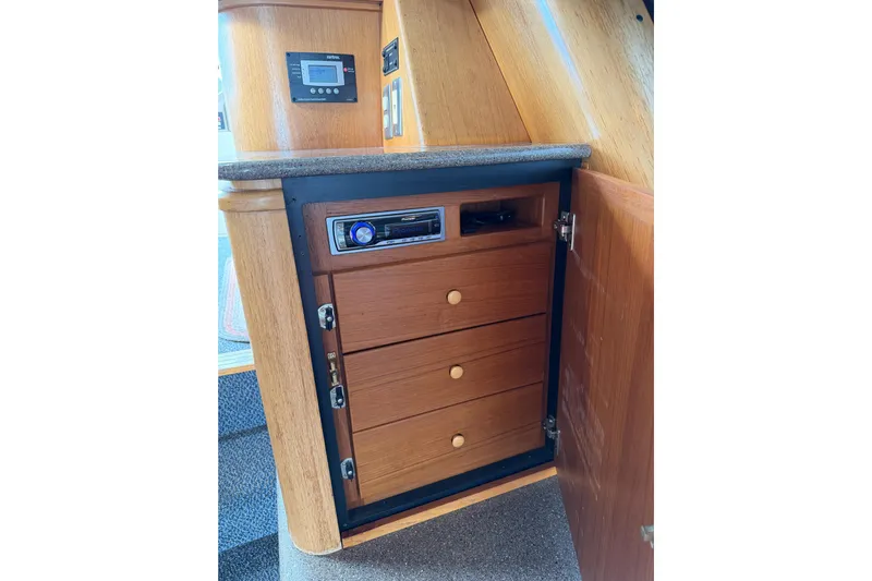 B Liner Yacht Photos Pics 1998 Bayliner 4788 Pilot House Motoryacht interior with wooden cabinet and stereo system.