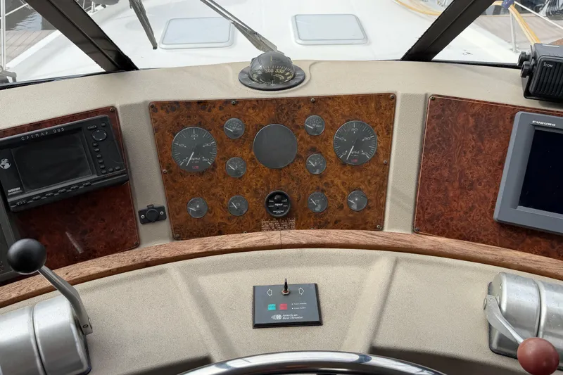 B Liner Yacht Photos Pics 1998 Bayliner 4788 Pilot House Motoryacht dashboard with gauges and navigation equipment.