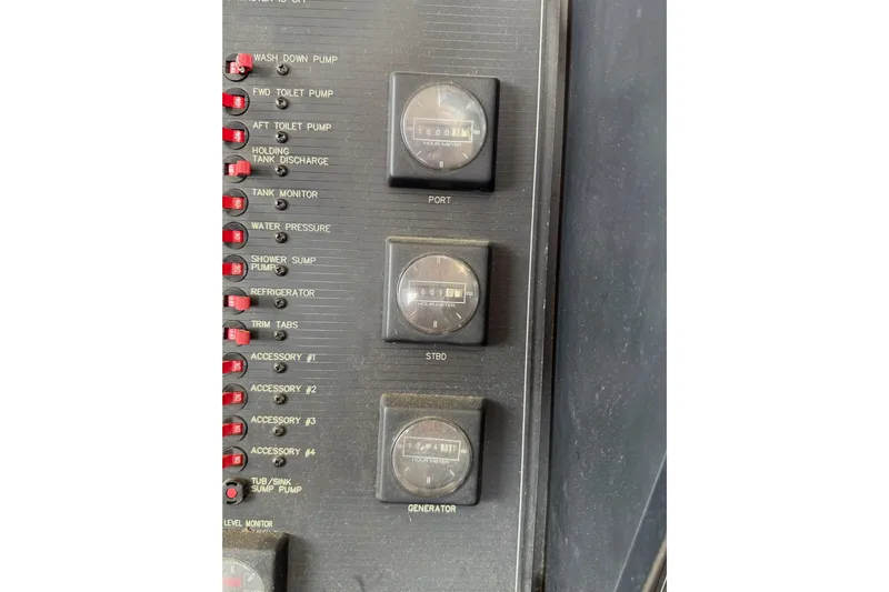 B Liner Yacht Photos Pics Control panel of a 1998 Bayliner 4788 Pilot House Motoryacht with gauges and switches.