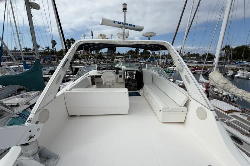 B Liner Yacht Photos Pics 1998 Bayliner 4788 Pilot House Motoryacht with spacious deck and seating in marina.