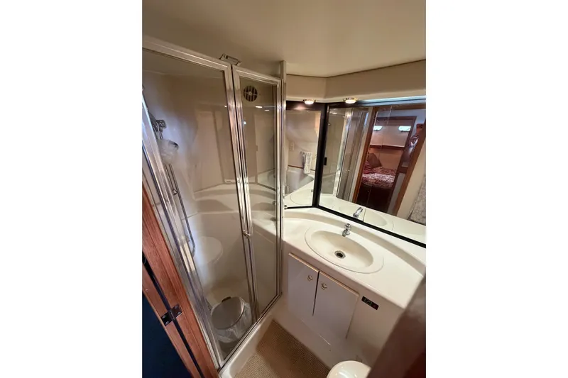 B Liner Yacht Photos Pics Bathroom interior of 1998 Bayliner 4788 Pilot House Motoryacht with shower and sink.