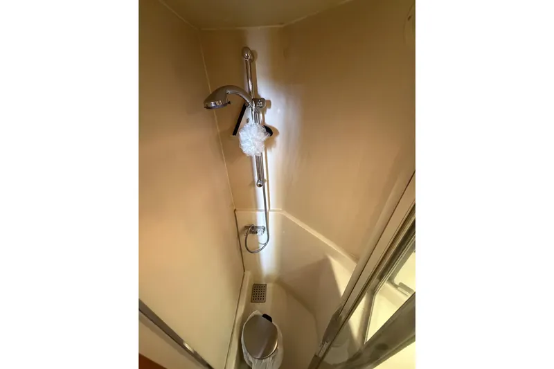 B Liner Yacht Photos Pics Shower area in 1998 Bayliner 4788 Pilot House Motoryacht, featuring modern fixtures.