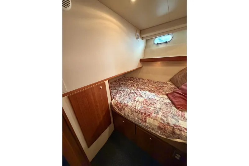 B Liner Yacht Photos Pics Cozy cabin interior of 1998 Bayliner 4788 Pilot House Motoryacht with bed and window.