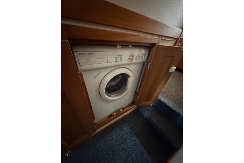 B Liner Yacht Photos Pics Built-in washing machine on 1998 Bayliner 4788 Pilot House Motoryacht.
