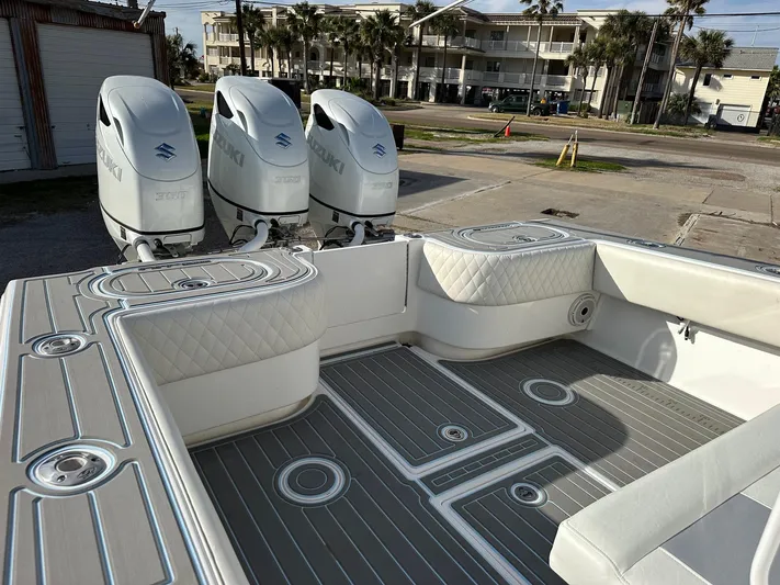  Yacht Photos Pics 2011 SeaHunter Center Console boat with triple Suzuki outboard engines.