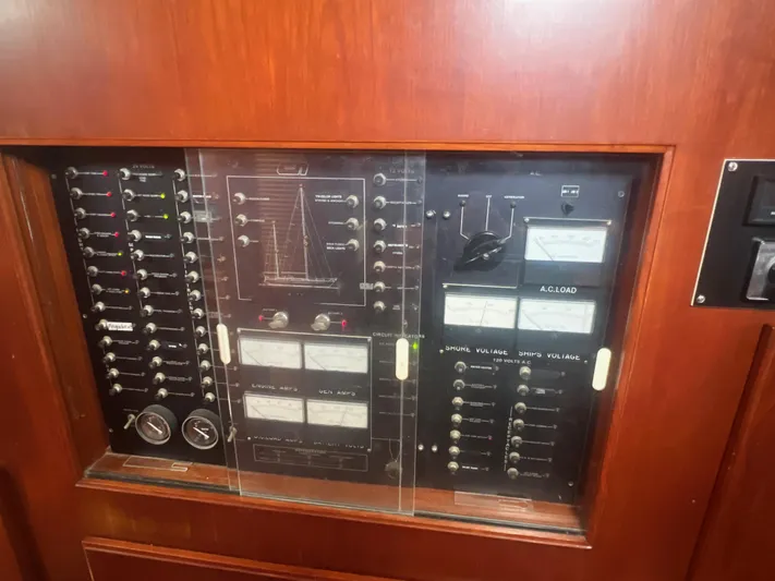 Roxy Yacht Photos Pics 