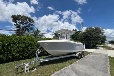 Robalo R222 Center Console