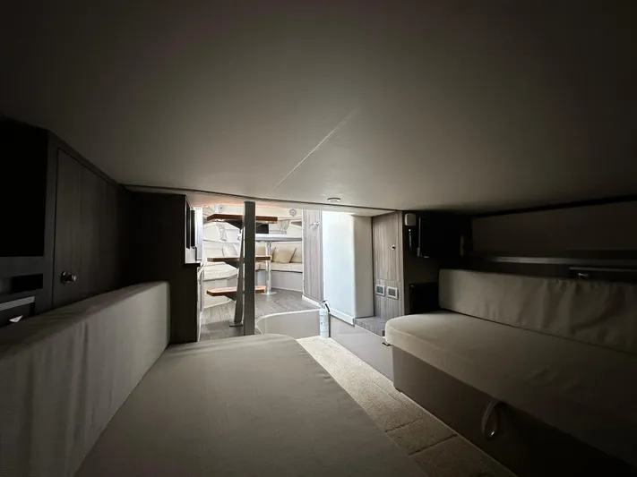  Yacht Photos Pics Interior cabin of 2020 Sea Ray Sundancer 320 yacht, featuring cozy seating and modern design.