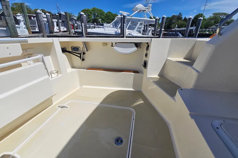  Yacht Photos Pics 2009 Sabre 42 Express boat cockpit with clean deck and dockside view.