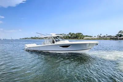 Pursuit S 428 Sport