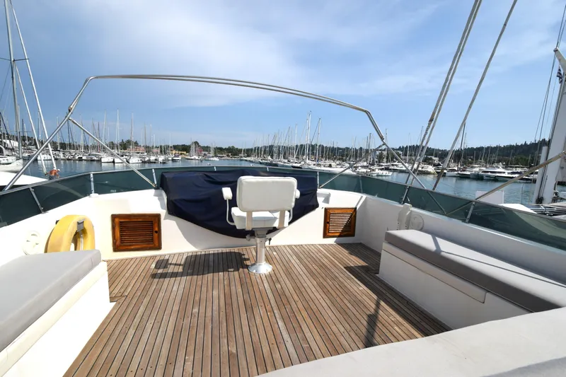 Odyssey Yacht Photos Pics Deck view of 2000 Trader Sunliner 625 yacht in a marina, featuring seating and clear skies.