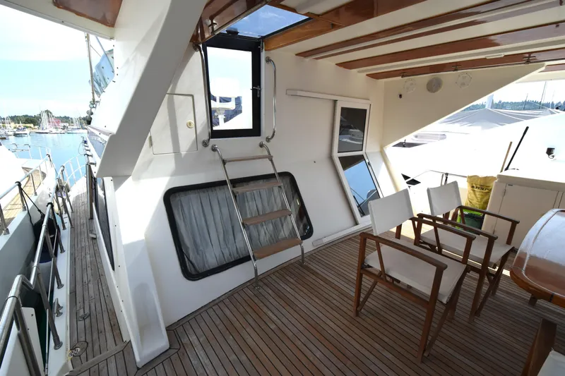 Odyssey Yacht Photos Pics Trader Sunliner 625 yacht deck, 2000 model, featuring wooden flooring and outdoor seating.