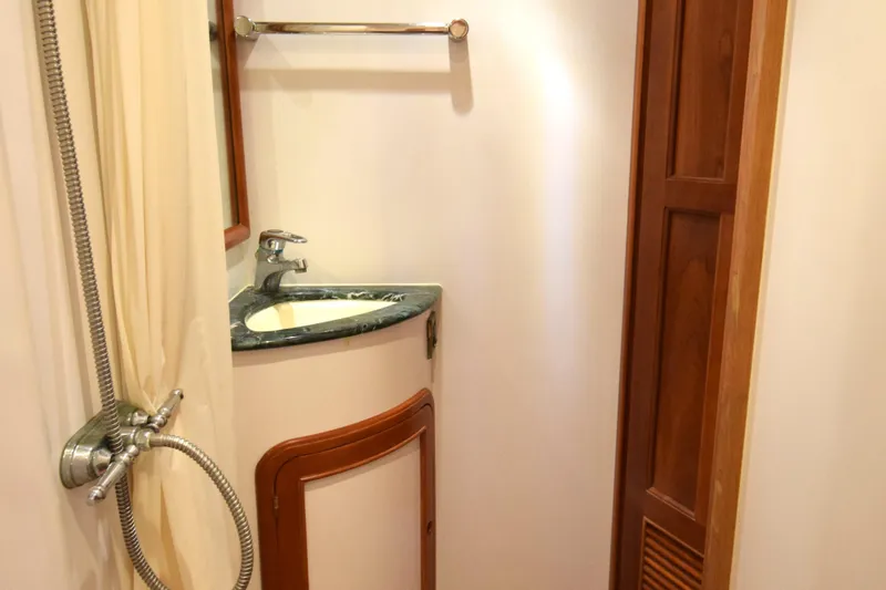 Odyssey Yacht Photos Pics Compact bathroom in 2000 Trader Sunliner 625 yacht with sink and shower.