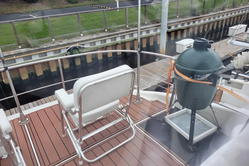  Yacht Photos Pics 2007 Carver 56 Voyager SE deck with chair and green grill.