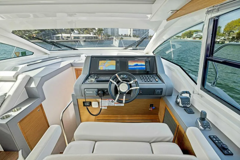 Livin' The Dream IV Yacht Photos Pics 