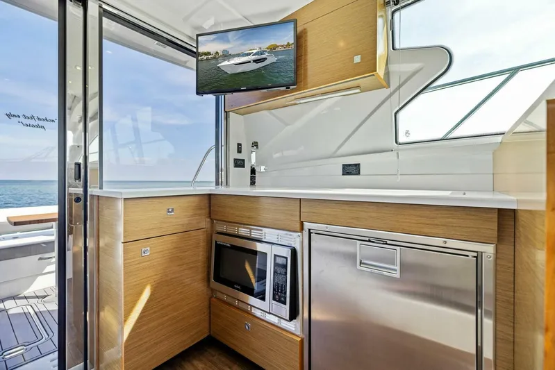 Livin' The Dream IV Yacht Photos Pics 