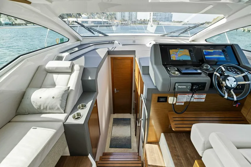 Livin' The Dream IV Yacht Photos Pics 