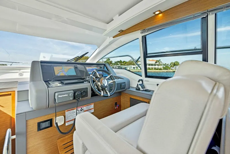 Livin' The Dream IV Yacht Photos Pics 