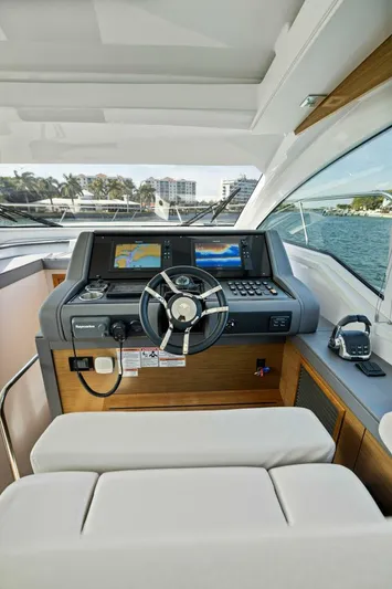 Livin' The Dream IV Yacht Photos Pics 