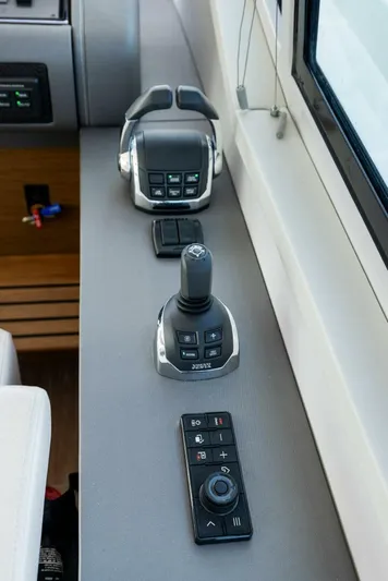 Livin' The Dream IV Yacht Photos Pics 