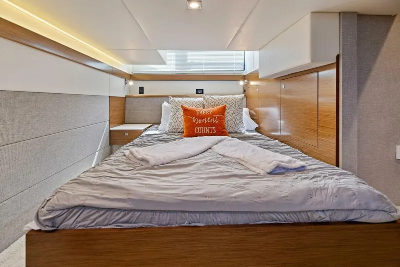 Livin' The Dream IV Yacht Photos Pics 