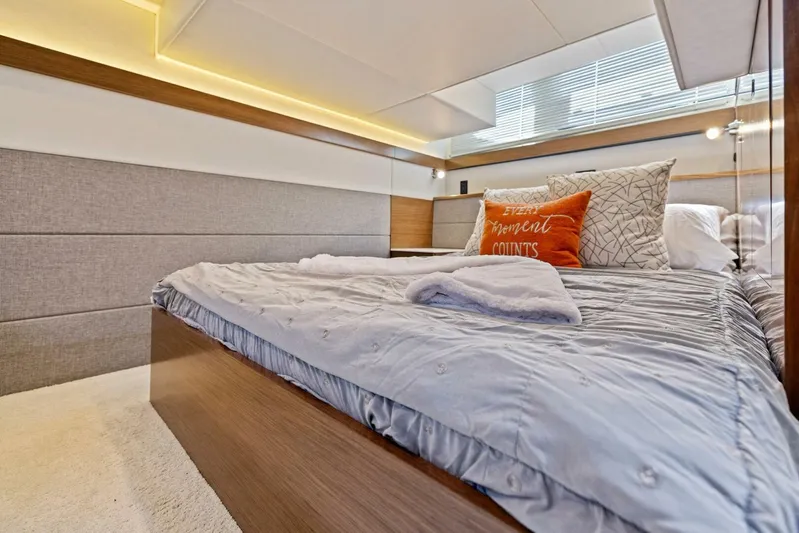 Livin' The Dream IV Yacht Photos Pics 