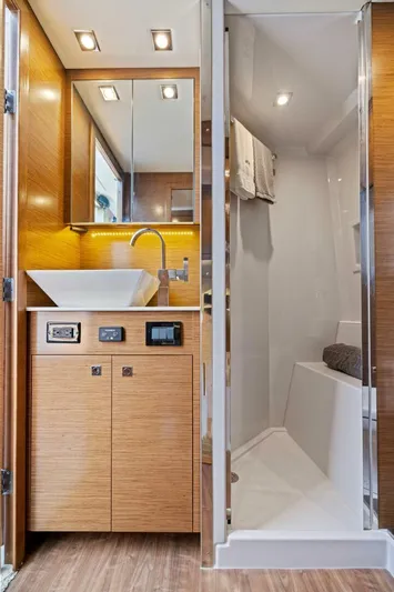 Livin' The Dream IV Yacht Photos Pics 